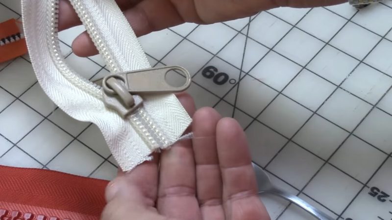 Удивительный лайфхак! Вставить замок в молнию можно с помощью простого предмета