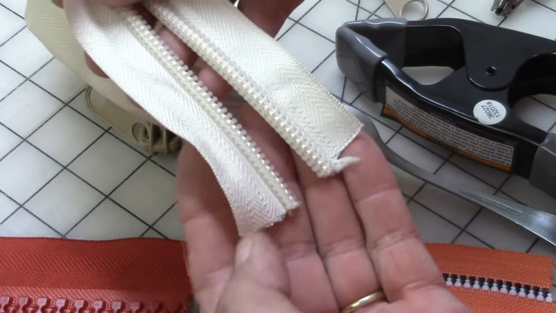 Удивительный лайфхак! Вставить замок в молнию можно с помощью простого предмета