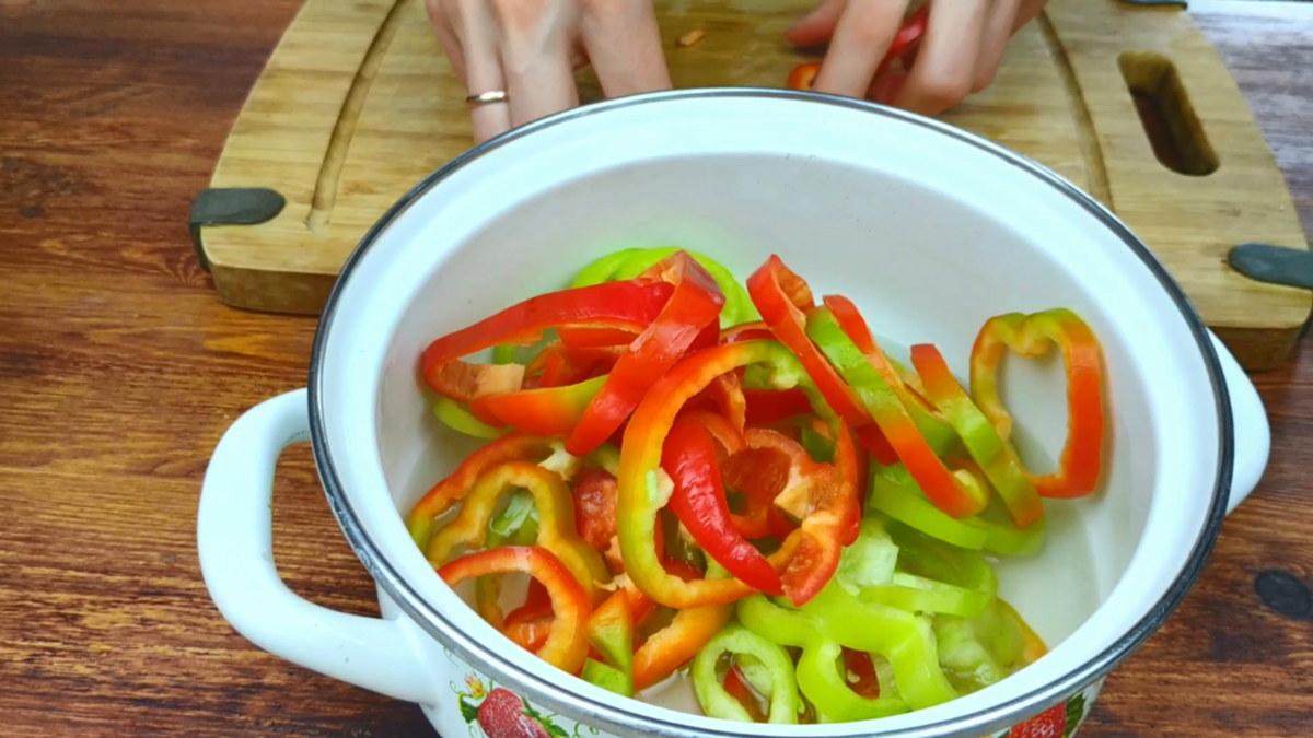 Салат из перца - готовится 5 минут, продуктов минимум и очень вкусный