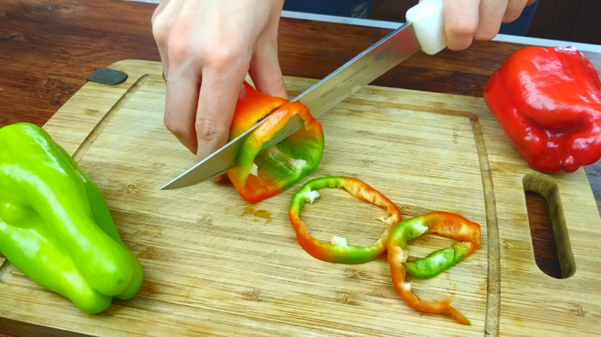 Салат из перца - готовится 5 минут, продуктов минимум и очень вкусный