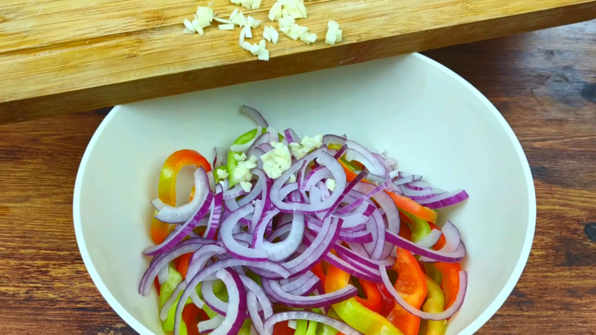Салат из перца - готовится 5 минут, продуктов минимум и очень вкусный