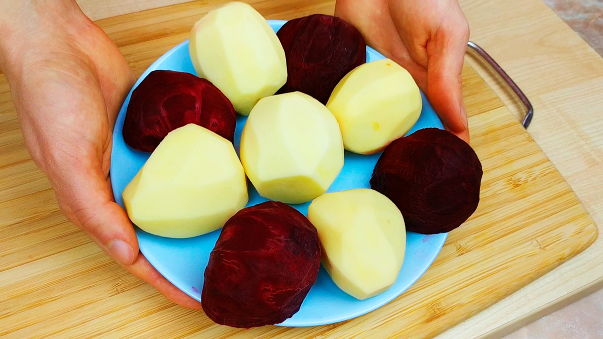 Необычный гарнир из обычной картошки и свеклы - вкусный рецепт с фото!